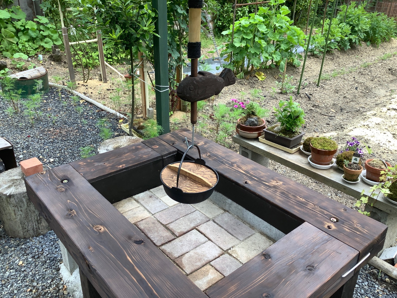 屋外に設置した囲炉裏。カレーづくりを体験。オプションでBBQも出来ます。