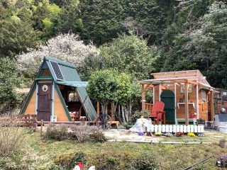 体験会場。休憩小屋(左)と露天風呂(右)