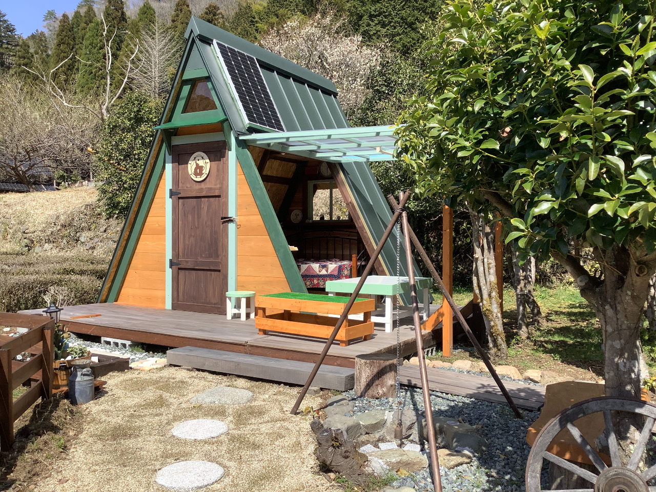 休憩小屋。約9uの小部屋です、跳ね上げ式の窓を開けると自然と一体になります。