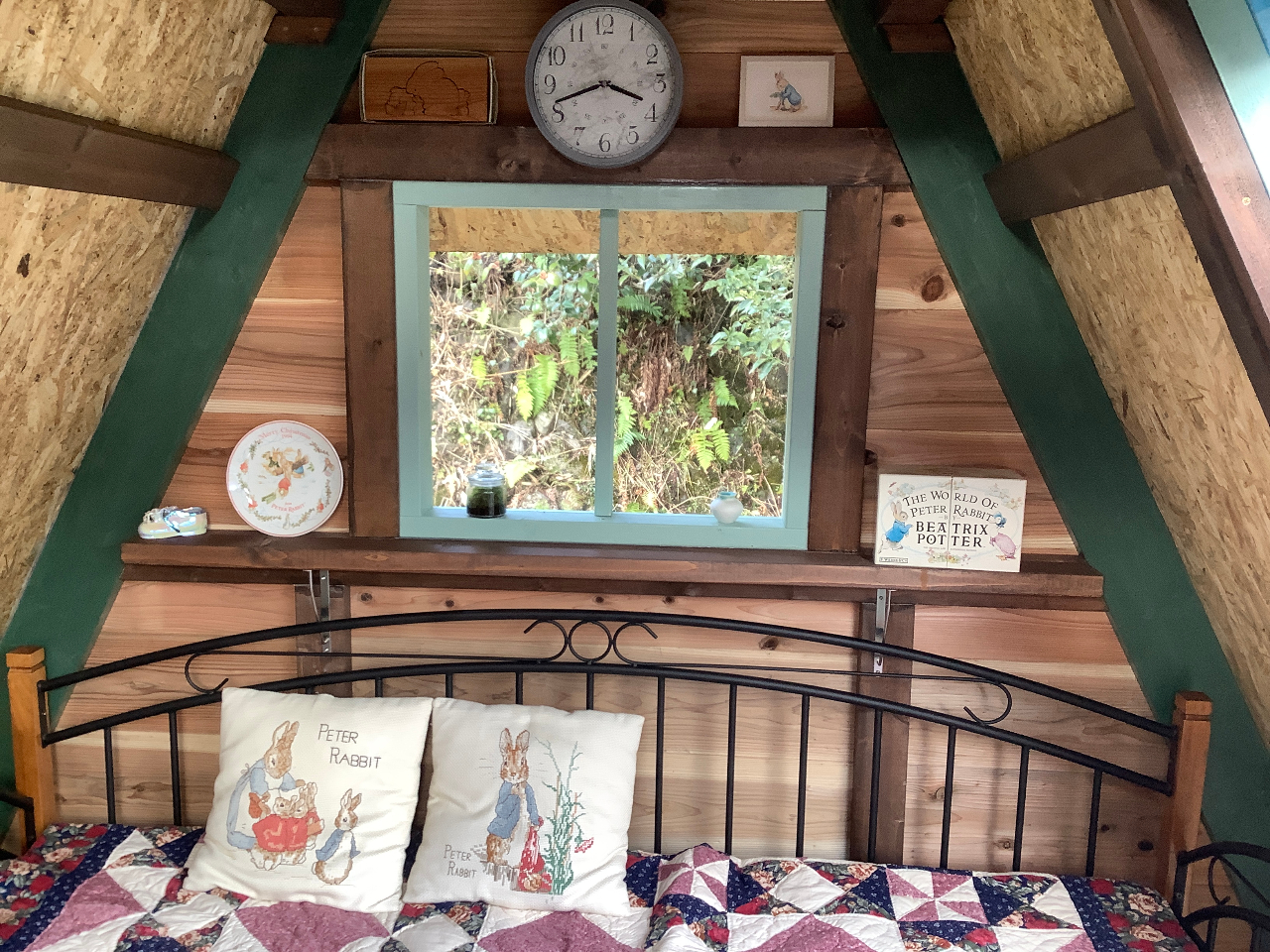 休憩小屋の内部。ピータラビット達が迎えてくれます。