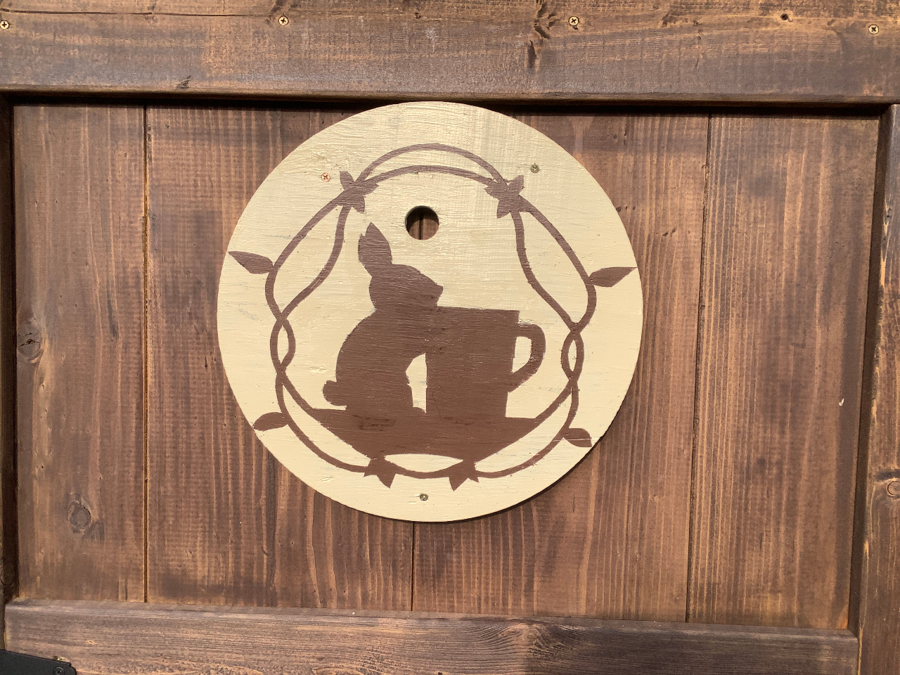 休憩小屋のドアのトレードマークのウサギ。小屋ではガスコンロやケトル、フライパンなどがあり、コーヒーやハーブティや簡単な手料理が出来ます。