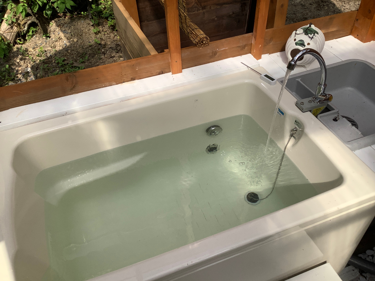 風呂内部。ロケットストーブ型の熱交換器で給湯し、薪ボイラーで追い炊きします。ハーブを浮かべて楽しむこともできます。