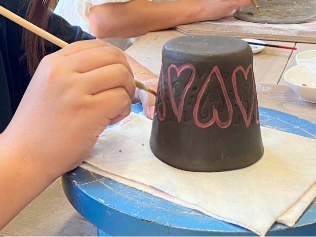 焼く前って、粘土は黒いんだ!「逆さま」だと、絵が描きやすいね〜♪