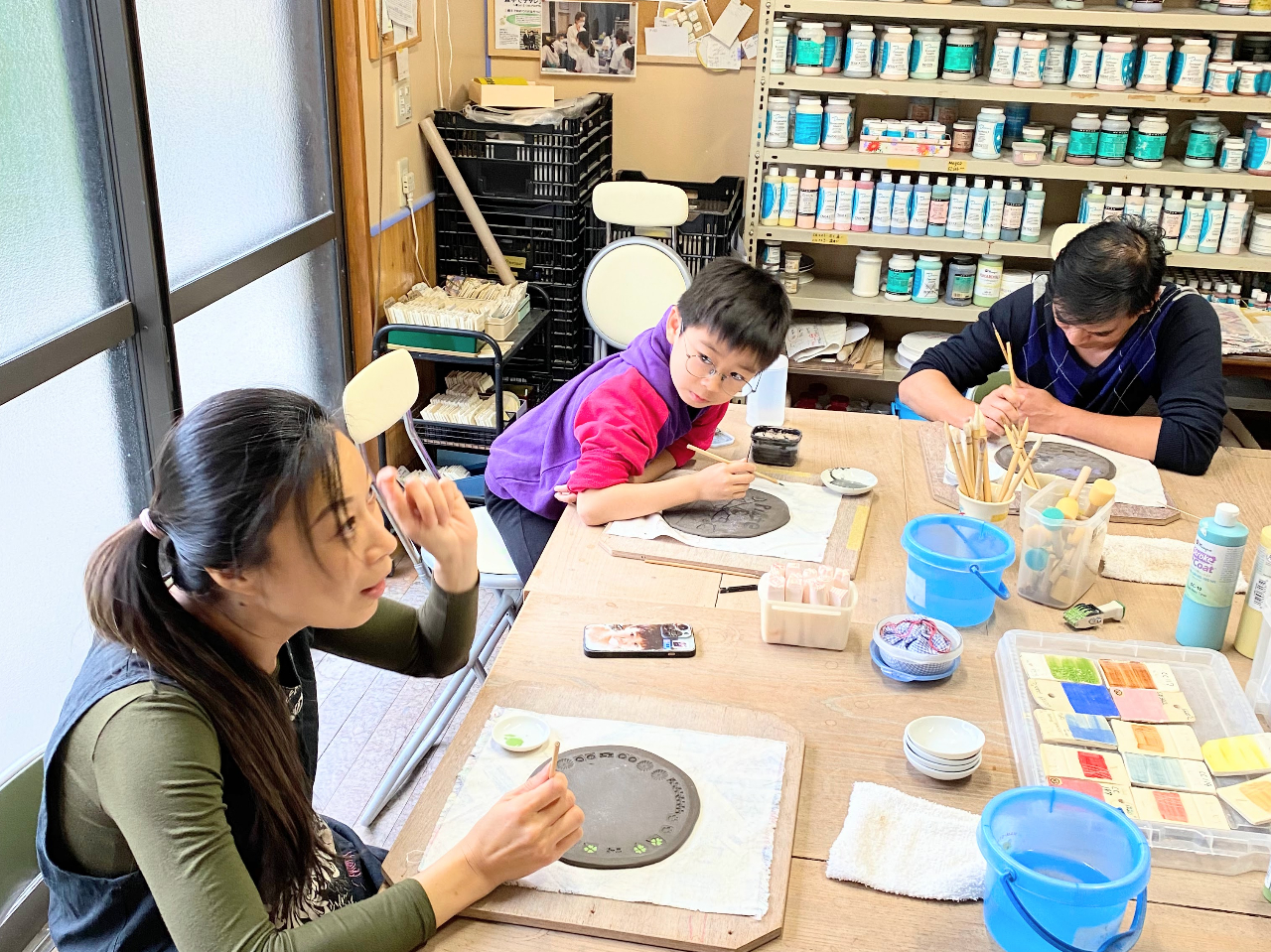 They are enjoying artistic experiences together with a lot of laughs.