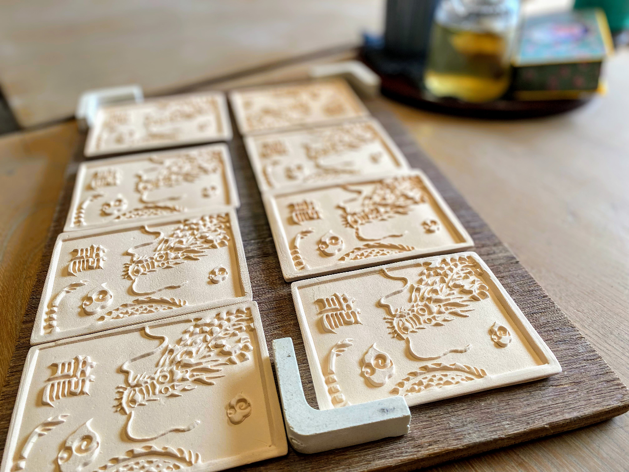 素焼き(色なし)が送られてきます。これに、ぬり絵のように色を付けましょう。