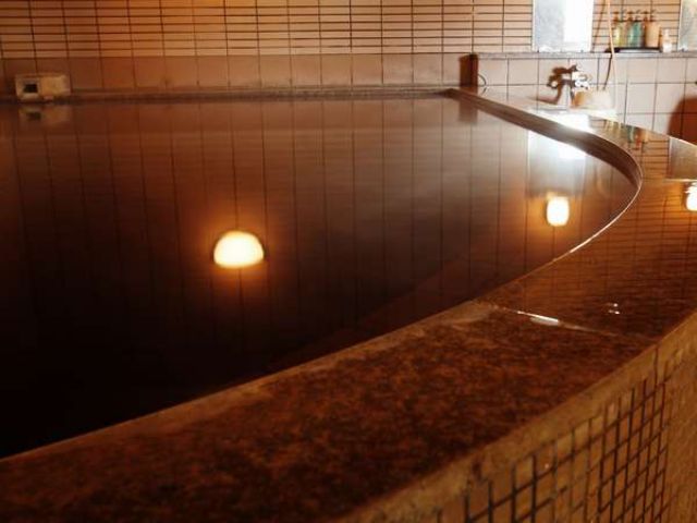 当ホテル自慢のモール温泉の湯♪赤茶色が特徴的なお湯です。