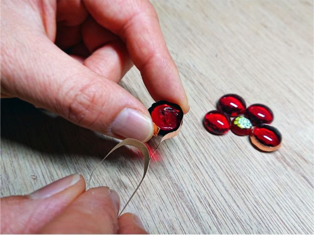 ガラスの周りに薄い銅のテープを巻きます