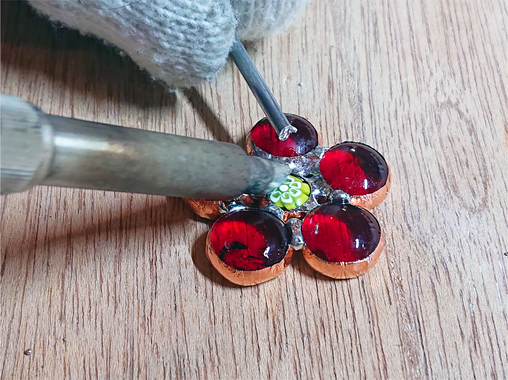 ̃e[vɃn_ÂđgݗĂ܂