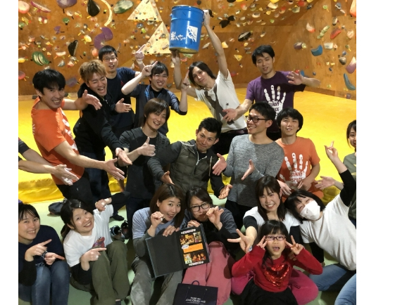 男女問わず、様々な年齢層の方がボルダリングを楽しんでいます☆