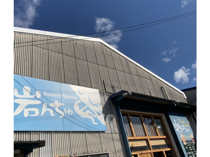 こちらが外観です。倉庫みたいでカッコイイでしょ!?