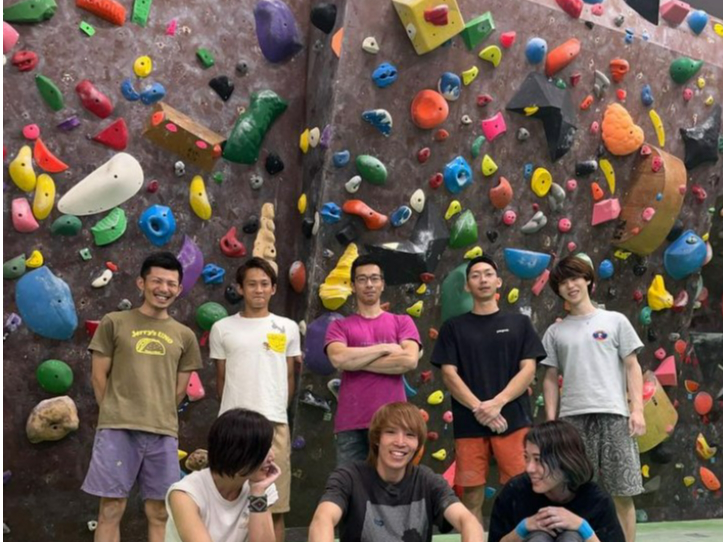 一人で黙々・仲間とわいわい、どちらでもマイペースでできるのがボルダリングのいいところです!