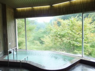 大きい窓からの景色で季節の移ろいを感じてください