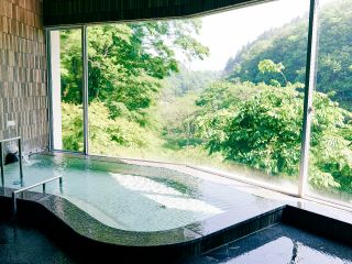 自然を感じる大きな窓の浴室