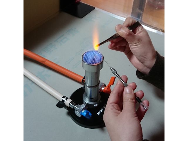 待ち針のパーツを炎で炙って溶かします