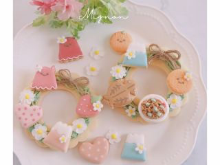 沼津といえば、静岡といえばの富士山、めんだこ、静岡苺、ひらき、富士宮焼きそば、みかんなどのモチーフをクッキーのリースにして作ります♪