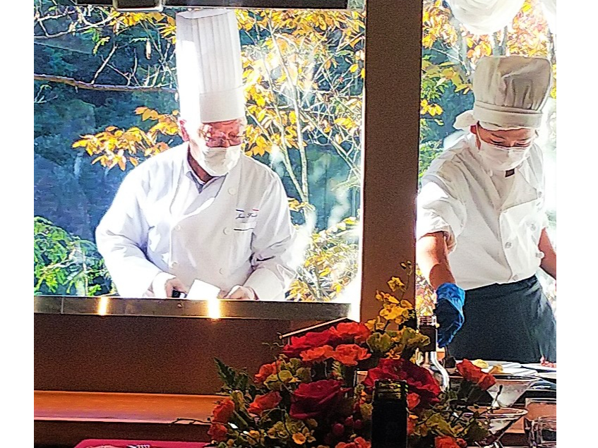 2Fレストランでお客様の目の前でお肉を焼きます。