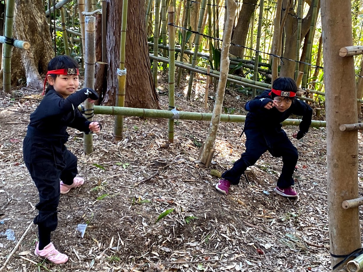 【房総の里山で忍者体験】自然を活かした手作り修行場で木登りや屋根渡り、手裏剣など...