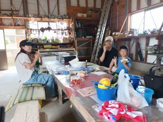 イナカの倉庫で体験ランチ!手前の余った野菜はお持ち帰りいただきました!
