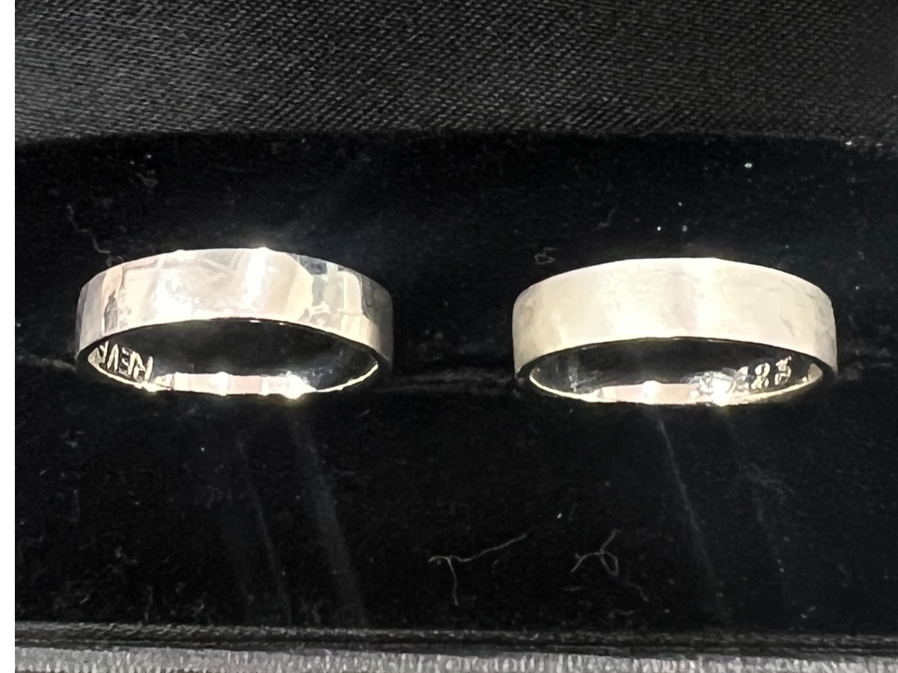 リング幅 4mm平打リング (左)鏡面仕上げ (右)マット仕上げ