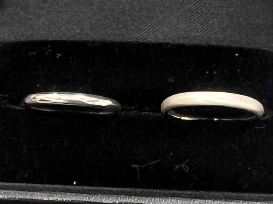 リング幅 2.5mm甲丸リング (左)鏡面仕上げ (右)マット仕上げ