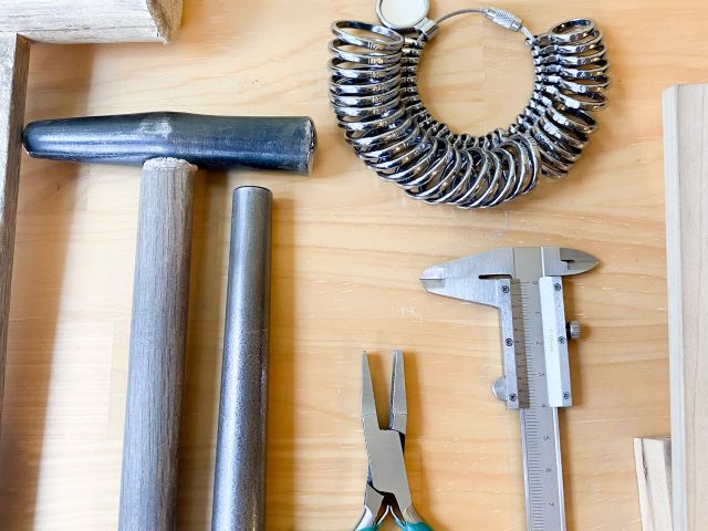 リングの幅や形、表面加工、指の号数を選んで制作へ♪