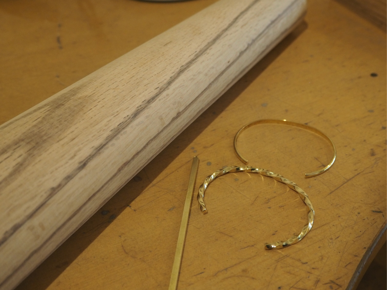 バングルの幅や形、表面加工、サイズを選んで制作へ♪