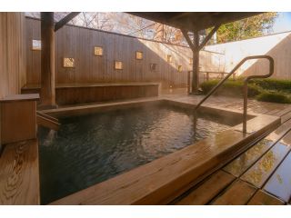 御とめ湯りの温泉は「源泉かけ流し」です。「アルカリ性単純温泉」という成分で刺激が少なく、敏感肌の方にも安心の優しいお湯です。