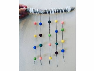 『お湯を使って羊毛フェルト』紀州の温泉水を使ってつくるフェルトボールの流木タペストリーづくり