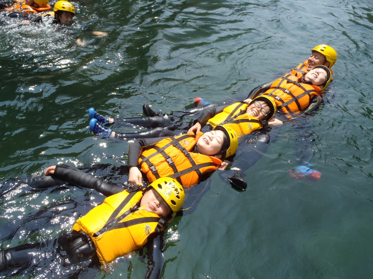 ライフジャケットを着て、水面に寝転んでみよう!