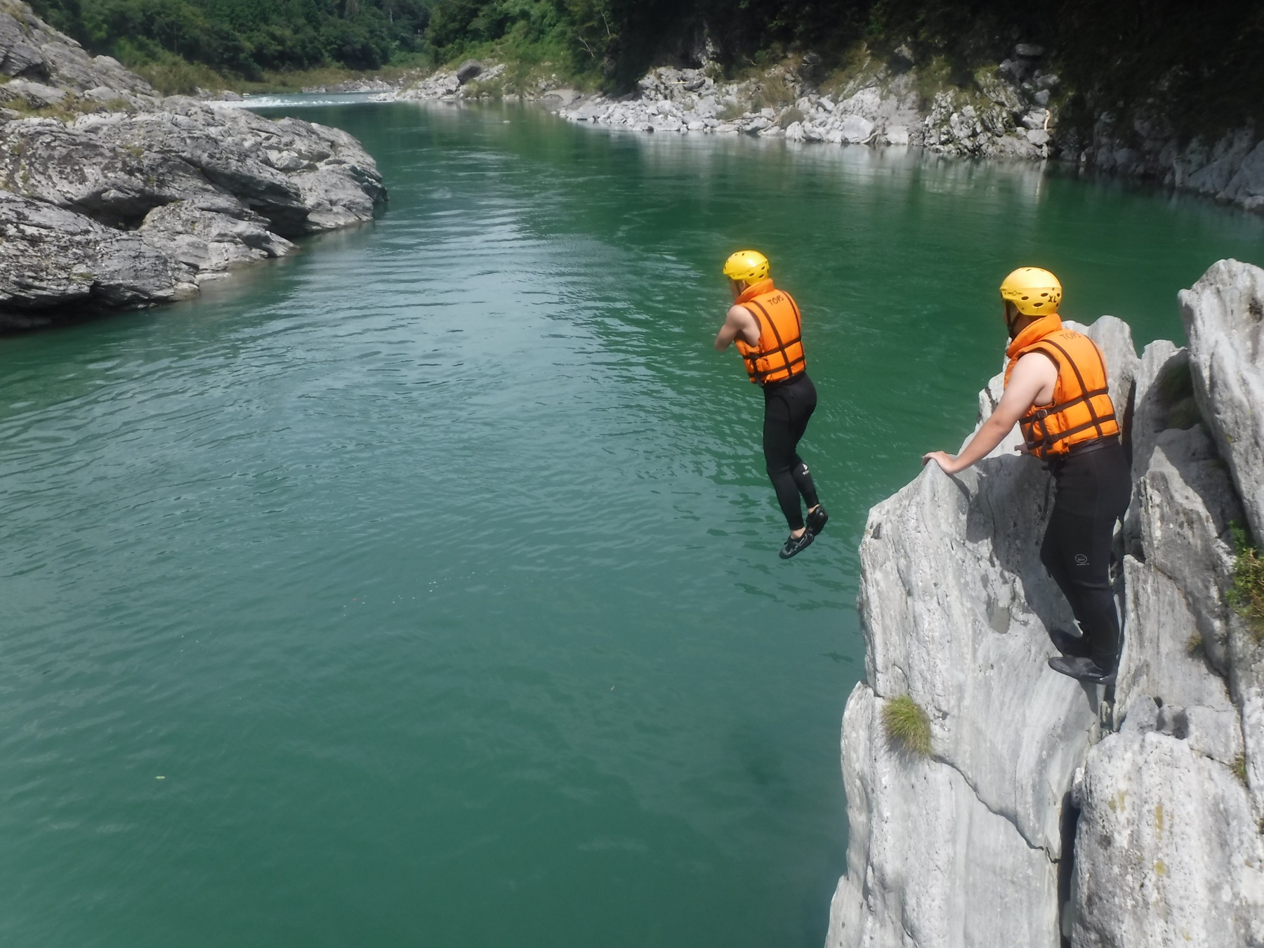 希望者のみ、岩からのジャンプ!(強要することはありませんのでご安心ください)