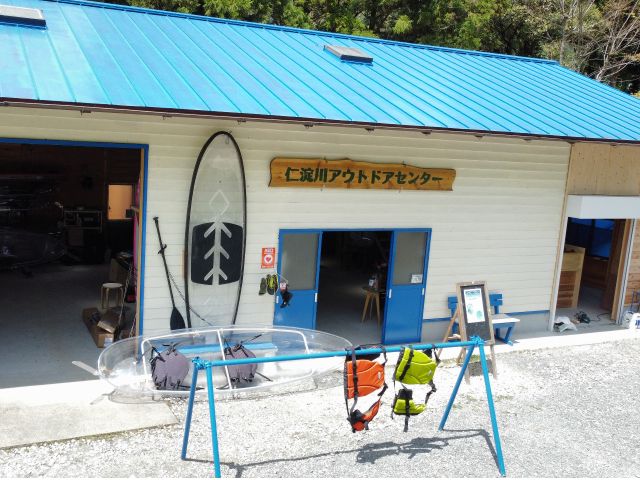 目立つ青い屋根の施設が仁淀川アウトドアセンターです!駐車場もすぐ横に併設!