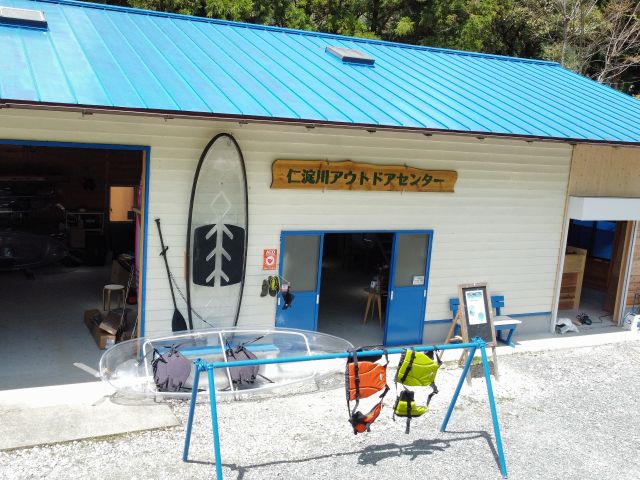 青い屋根が目印です!!専用駐車場もすぐ横に併設!