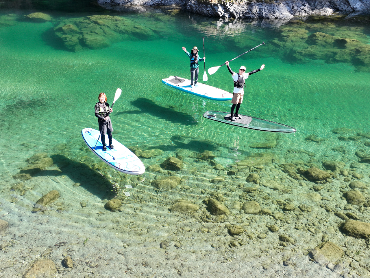 1人乗り用のSUPも大きさ、透明など色々な種類があります。立てるか不安な人は大きめがおススメ!!水中観察は透明クリスタルSUPを選択