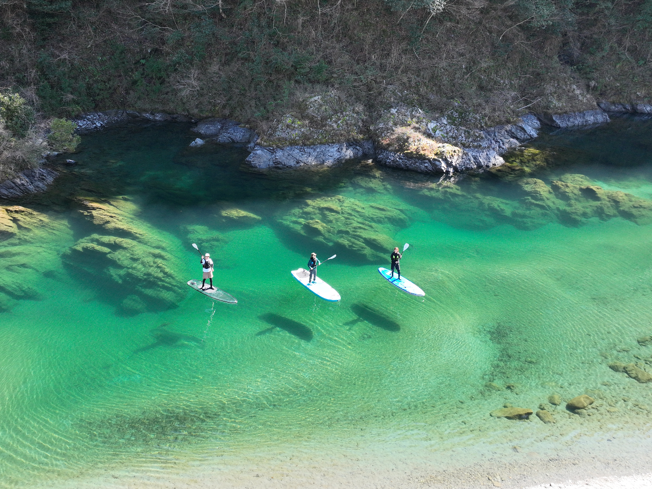 ドローン空撮なら大迫力の撮影が可能!!大きな岩肌の上をまるで宙に浮いているような...そんな体験が可能です