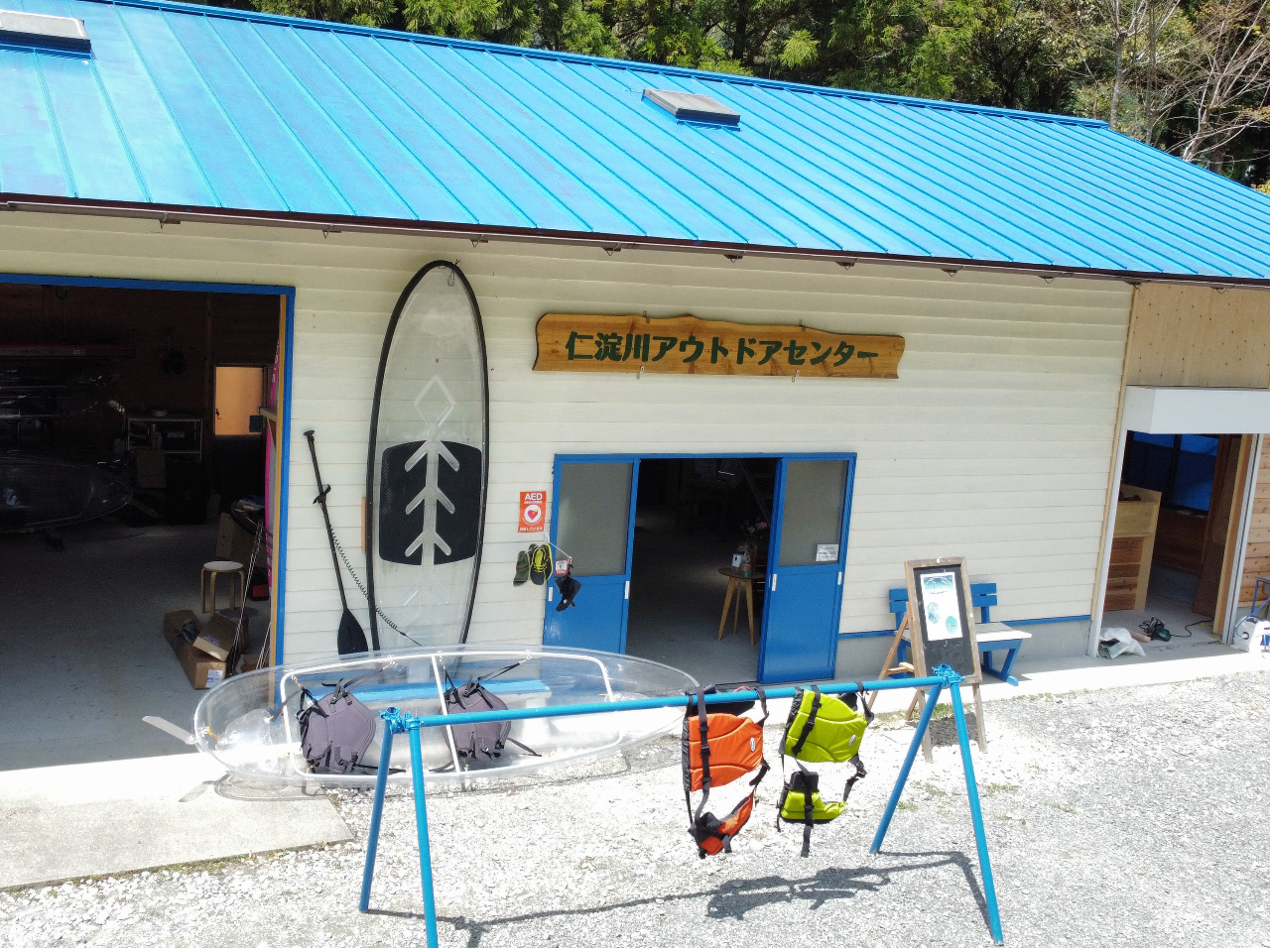 目立つ青い屋根の施設が仁淀川アウトドアセンターです!駐車場もすぐ横に併設!