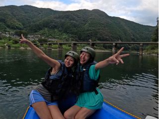 ゴールポイントの浅尾沈下橋を背景に写真撮影!