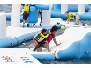 2022年夏開催予定 皆生温泉の海がアツイ 海上に浮かぶ巨大アスレチック 走って飛んで飛び込んで 皆生の海を遊びつくそう 皆生温泉マリン アスレチック海皆 Kai Kai じゃらん遊び体験