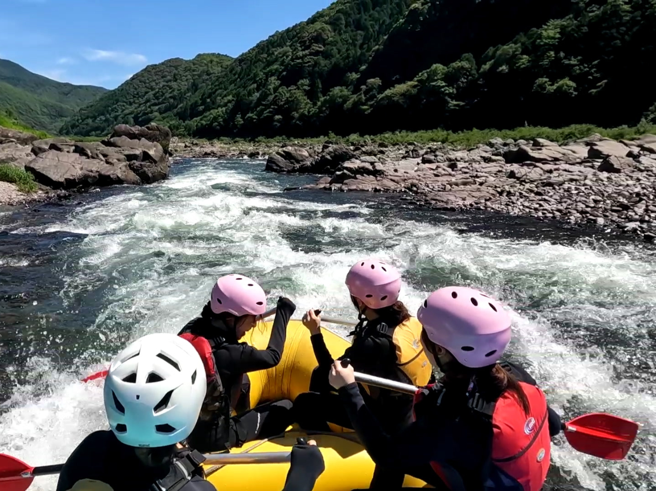 四万十川中流域にあるナチュラルグルーヴのラフティングコースは約6キロ!!急流ポイントが点在しているよ