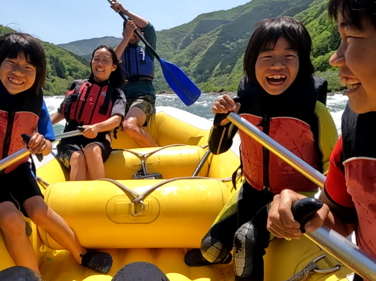 地球と遊ぶぞ!!何かに挑戦する時ってどきどきワクワクするよね!!!急流めがけてパドルを漕いで前に進もう