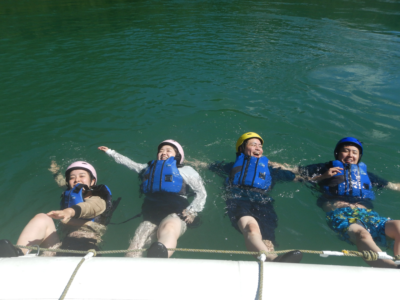 もちろん川遊びもたっぷりとね!!四万十のお水をたくさん浴びて〜