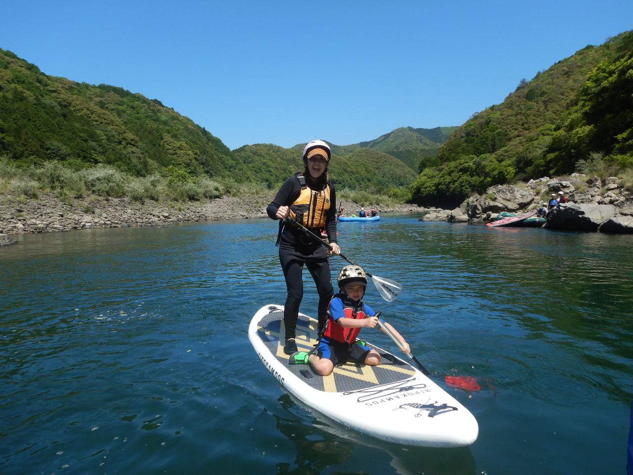 SUP(サップ)に挑戦!!水面の上から見る景色はどんな景色かな?自分の行きたいと思ったところへ漕いでいくただそれだけでも楽しい。スイスイ進む感覚が楽しい!!