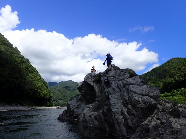 飛び込みスポットもあるので川遊びもたくさんできる