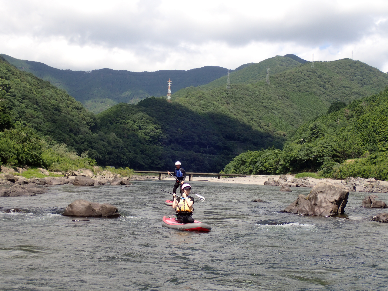 練習が終われば、午後からは沈下橋をスタートし、約六キロのコース。途中、道路もない、川からしか行けない場所があります。四万十の自然の豊かさを感じることができます。