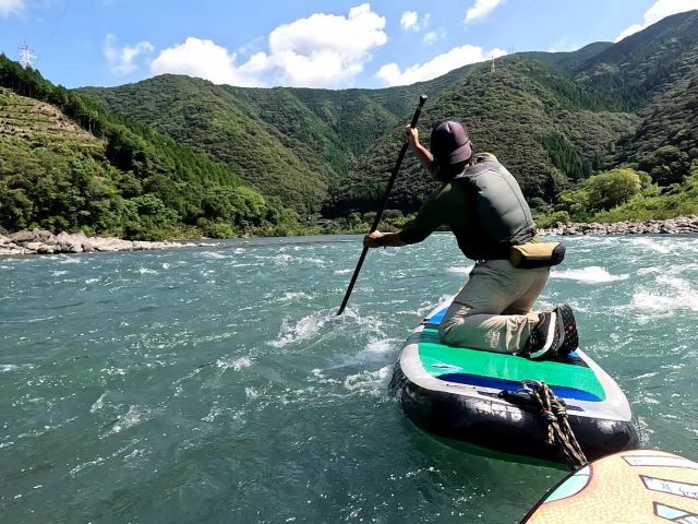 ダウンリバーサップ体験は、水面に浮かぶだけではなく流れのある所をサップでくだっていきます。流れに乗るのが不安になっても大丈夫!ガイドのボートに安全第行います。