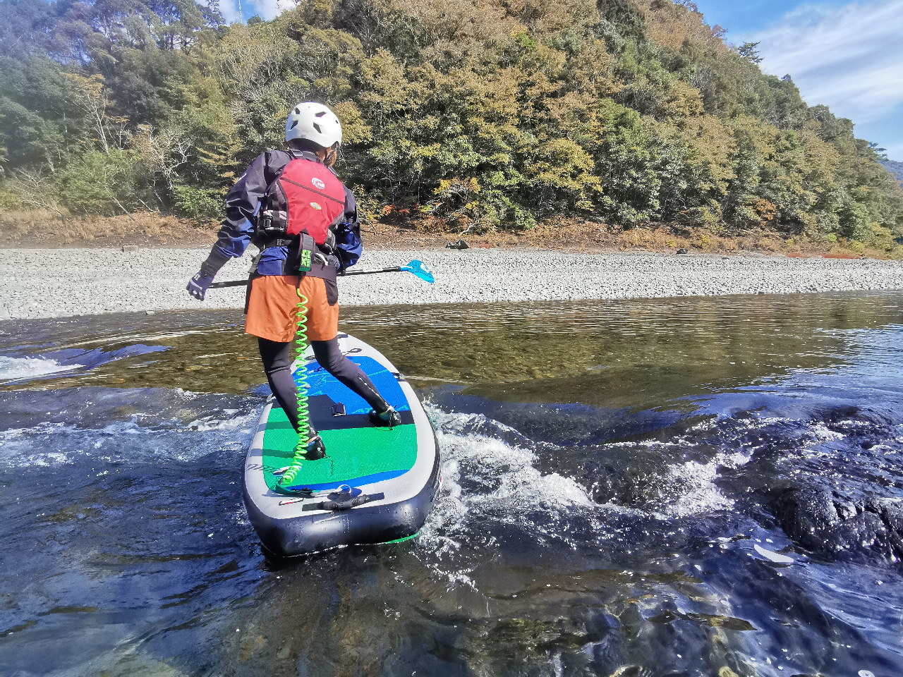 午前中は、小さな流れを使って実際に流れに乗る練習をしたり、サップの基本操作などをお伝えします。これからダウンリバーを始めたい方へは特に始おすすめツアーです