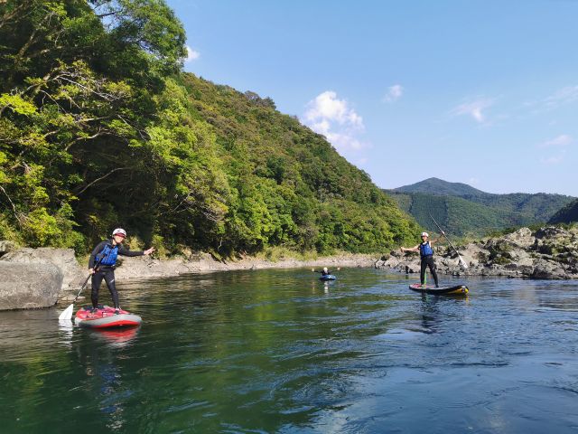 ガイドの手が届くよう、少人数制のツアーです。