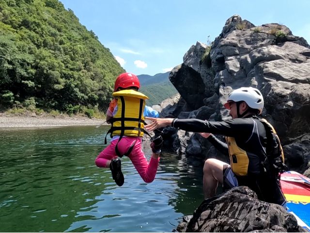 ジャン〜プ!!川遊びももちろん充実してます