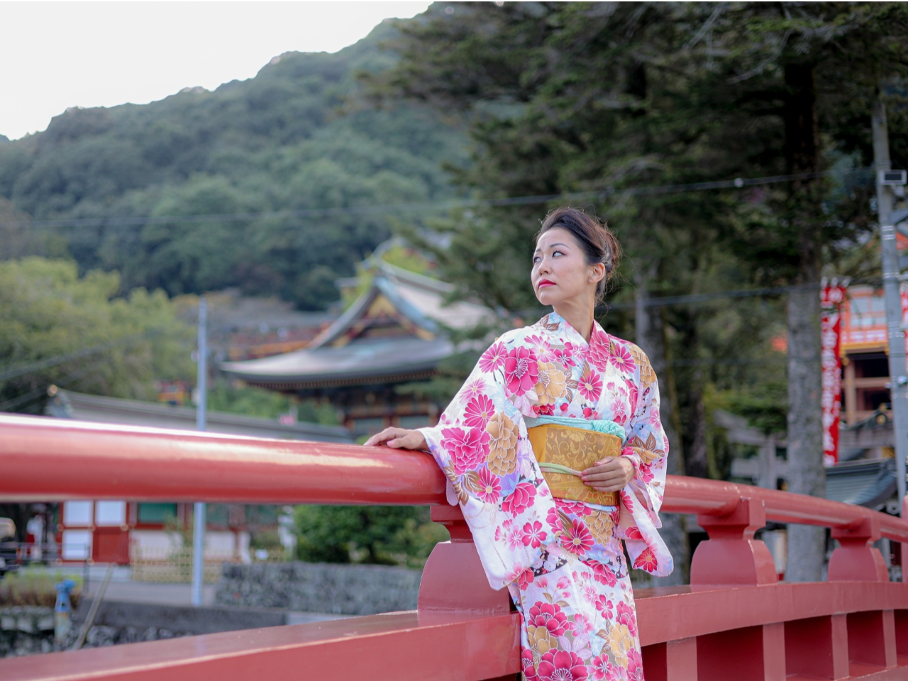 夏は浴衣、秋冬は着物で。
