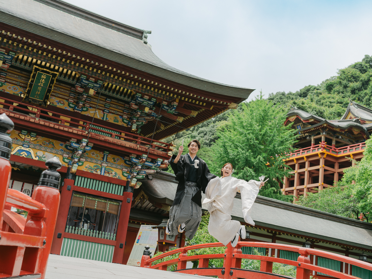 色彩豊かな美しい境内で