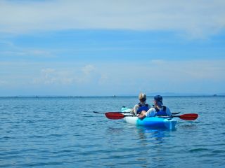 外洋からのうねりが入りづらい静かな海岸をガイドが選びますので、初心者でも景色を眺めながら、シーカヤックを楽しめます。